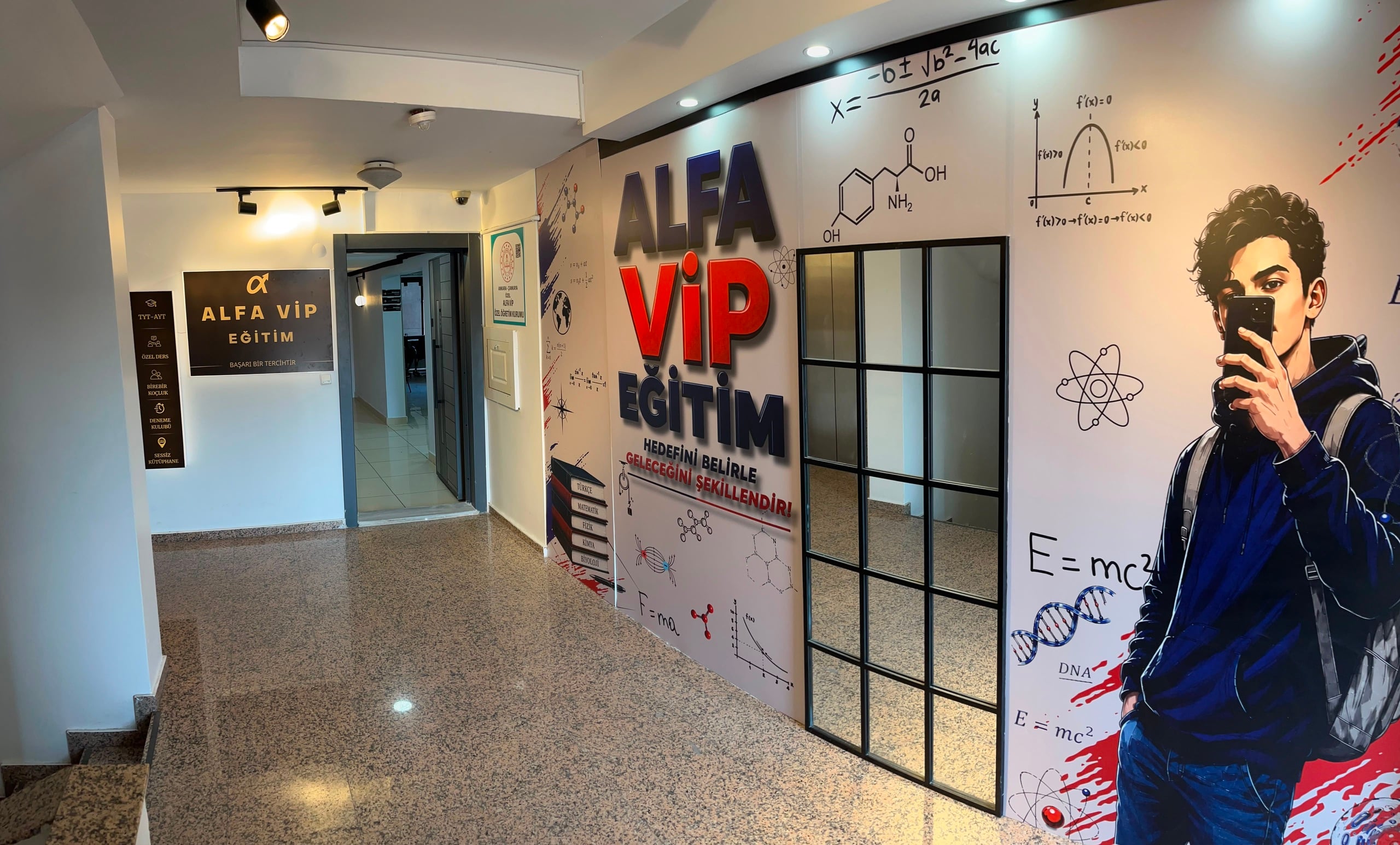 Alfa VİP Eğitim giriş holü ve duvar grafiği